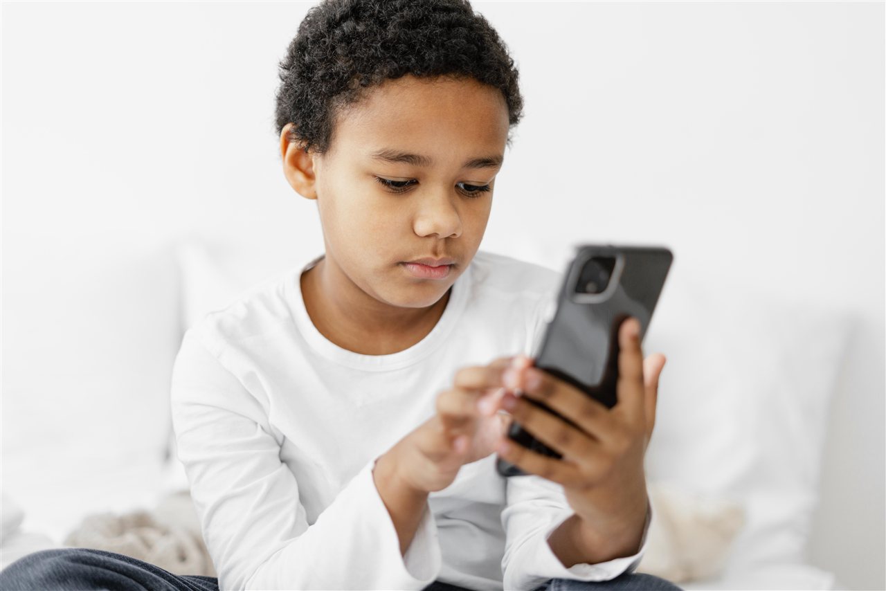 Existe idade certa para dar celular a uma criança? Especialistas respondem